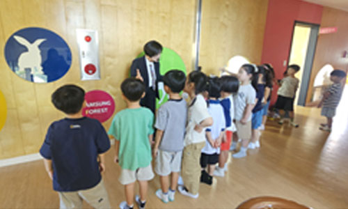 학생들이 앱을 이용해 위험 요소를 기록하는 모습