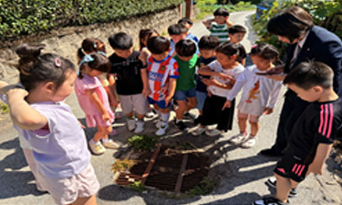 맵핑 결과물을 함께 확인하며 토론하는 장면