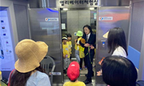 승강기 안전 교육 전용 체험 차량 실습 장면