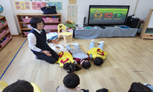 불꽃조끼 교구를 활용한 화재 대피 체험 교육